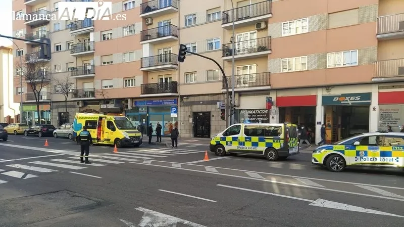 Ambulancia y policías en el paseo de la Estación 72-74, donde tenía lugar este atropello