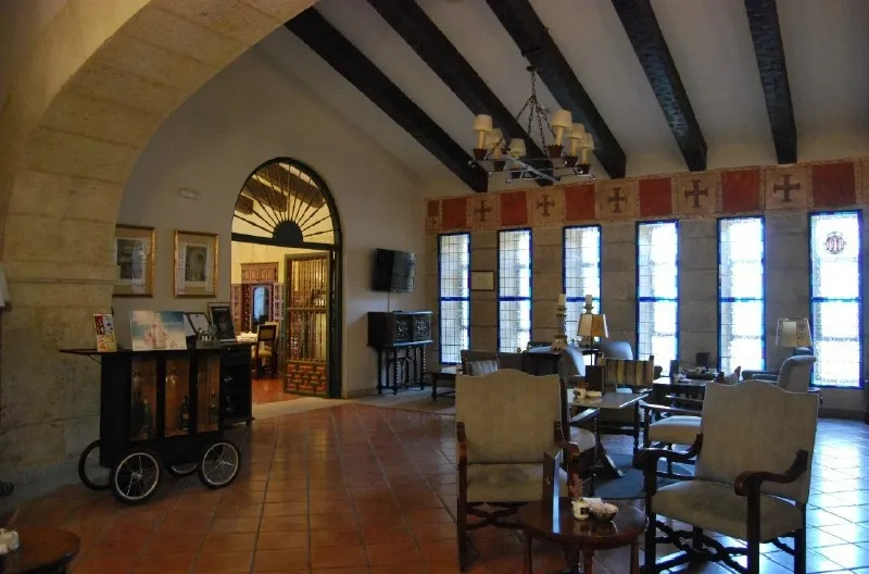 Imágenes actuales de los baños y la cafetería del Parador y de cómo quedarán tras la reforma