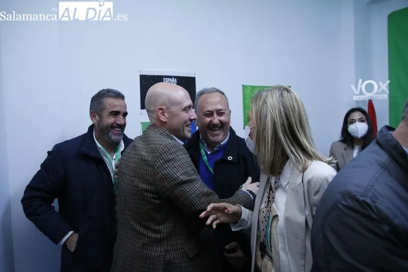 Celebración en la sede de Vox en Salamanca por los dos procuradores logrados en la provincia. Fotos de David Sañudo