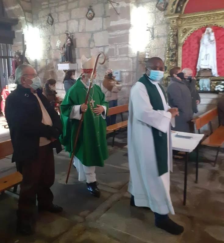 Foto 2 - El Obispo conoce a los feligreses de Fuentes de O&ntilde;oro