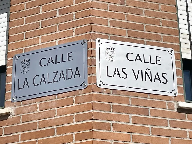 Sustitución de las placas con los nombres de las calles en Carbajosa