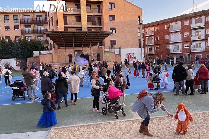 Cientos de familias se citan en el parque La Huerta para disfrutar con un novedoso baile infantil de carnaval