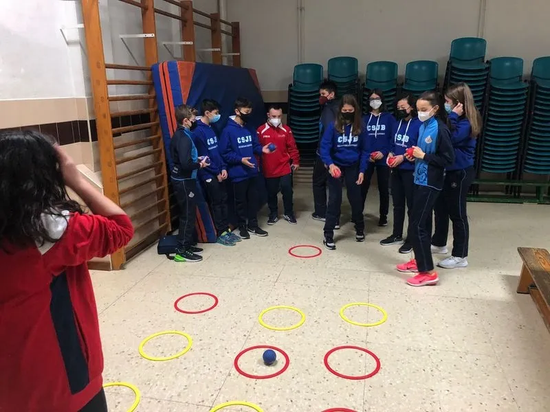 Estudiantes del colegio San Juan Bosco que practicaron deportes paralímpicos, para conocer mejor la discapacidad