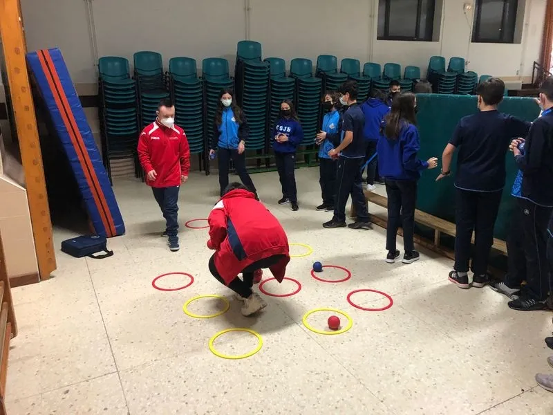 Estudiantes del colegio San Juan Bosco que practicaron deportes paralímpicos, para conocer mejor la discapacidad