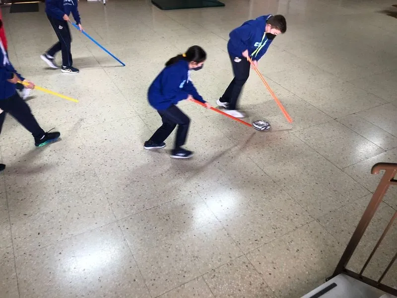 Estudiantes del colegio San Juan Bosco que practicaron deportes paralímpicos, para conocer mejor la discapacidad