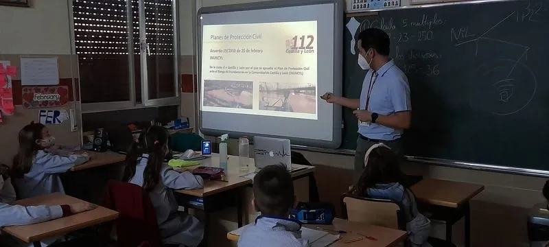 Charla sobre el Servicio de Emergencias 112 en el colegio San Juan Bosco