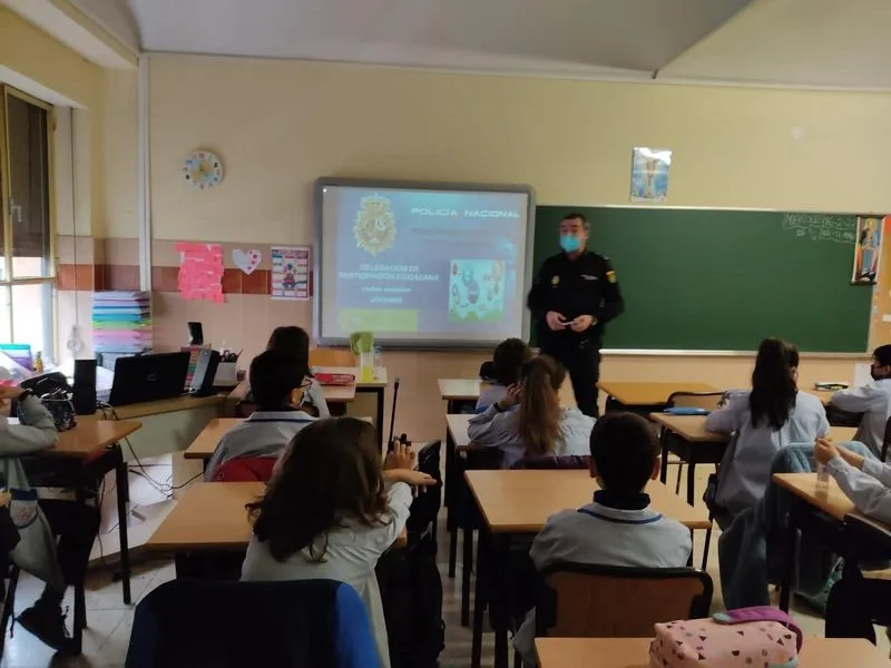 Alumnos de 5ºde Primaria en la visita del agente | Foto: colegio San Juan Bosco