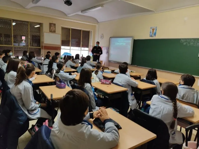 Alumnos de 5ºde Primaria en la visita del agente | Foto: colegio San Juan Bosco