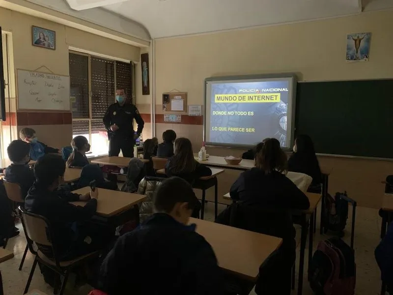 Alumnos de 5ºde Primaria en la visita del agente | Foto: colegio San Juan Bosco