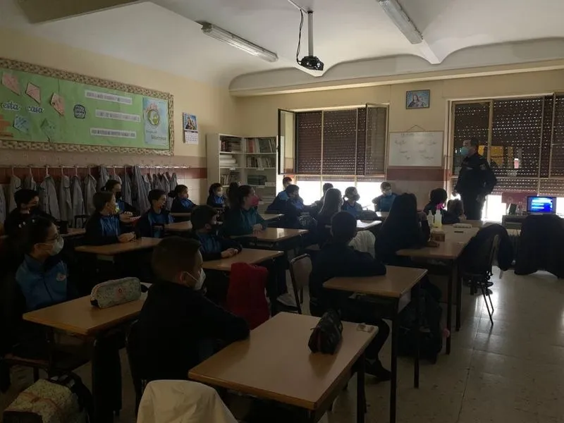 Alumnos de 5ºde Primaria en la visita del agente | Foto: colegio San Juan Bosco