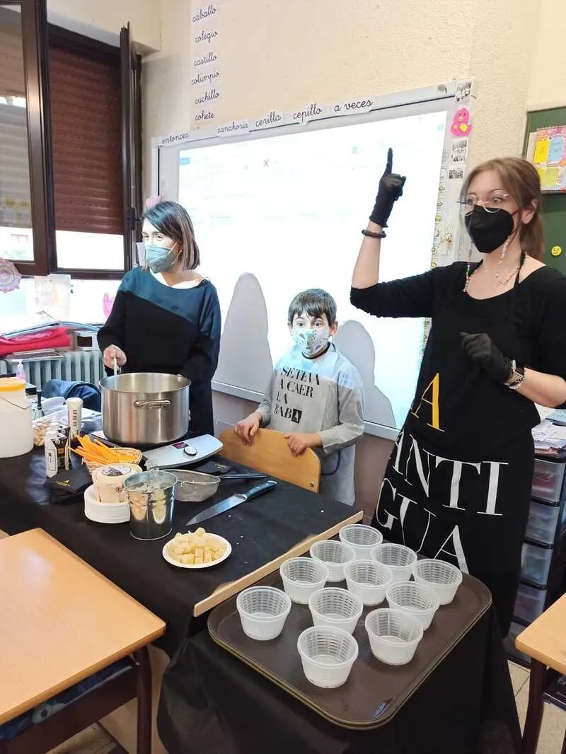 Taller de queso con los alumnos de Segundo de Primaria y taller de gestión emocional con los alumnos de Sexto de Primaria
