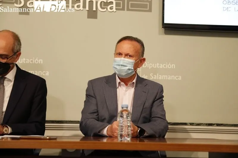 José Sánchez, responsable del Observatorio de la Dehesa, junto al presidente de la Diputación de Salamanca, Javier Iglesias, y el rector de la Universidad de Salamanca (USAL), Ricardo Rivero. Foto de David Sañudo