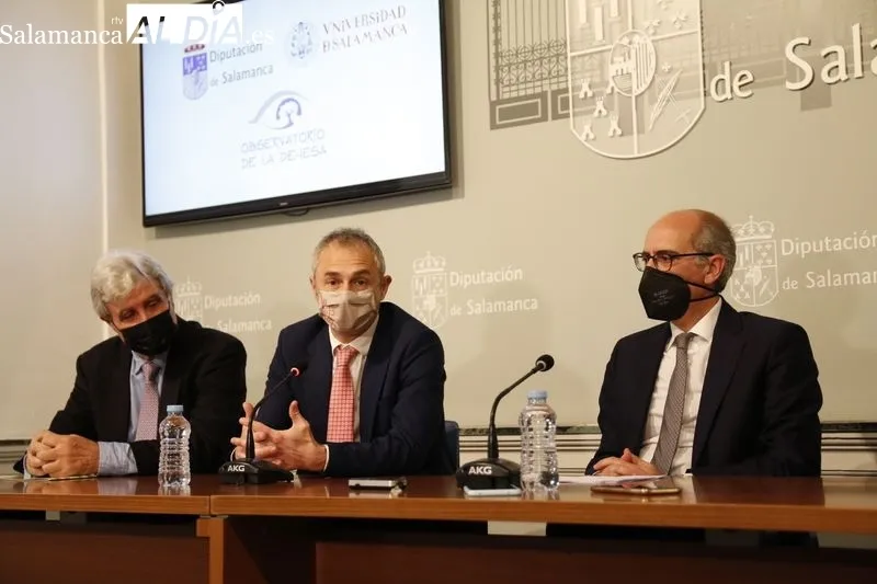 José Sánchez, responsable del Observatorio de la Dehesa, junto al presidente de la Diputación de Salamanca, Javier Iglesias, y el rector de la Universidad de Salamanca (USAL), Ricardo Rivero. Foto de David Sañudo