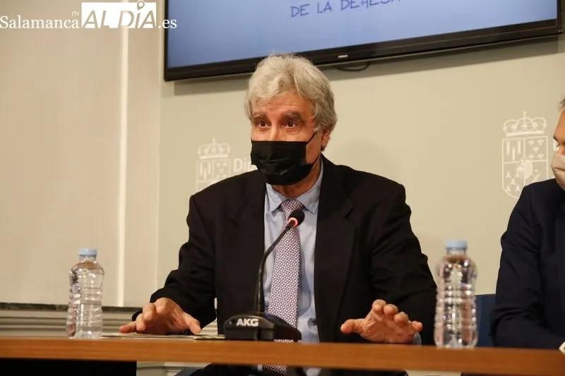 José Sánchez, responsable del Observatorio de la Dehesa, junto al presidente de la Diputación de Salamanca, Javier Iglesias, y el rector de la Universidad de Salamanca (USAL), Ricardo Rivero. Foto de David Sañudo