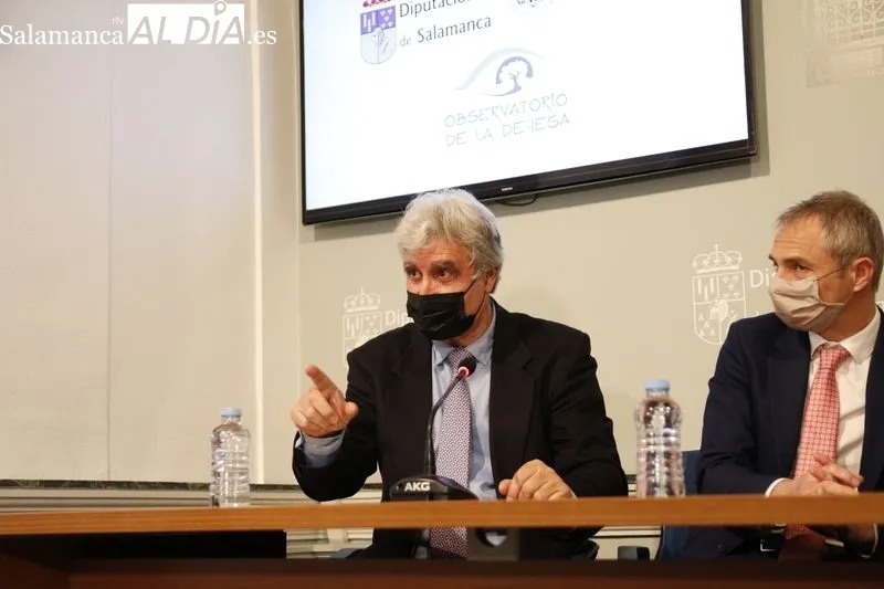 José Sánchez, responsable del Observatorio de la Dehesa, junto al presidente de la Diputación de Salamanca, Javier Iglesias, y el rector de la Universidad de Salamanca (USAL), Ricardo Rivero. Foto de David Sañudo