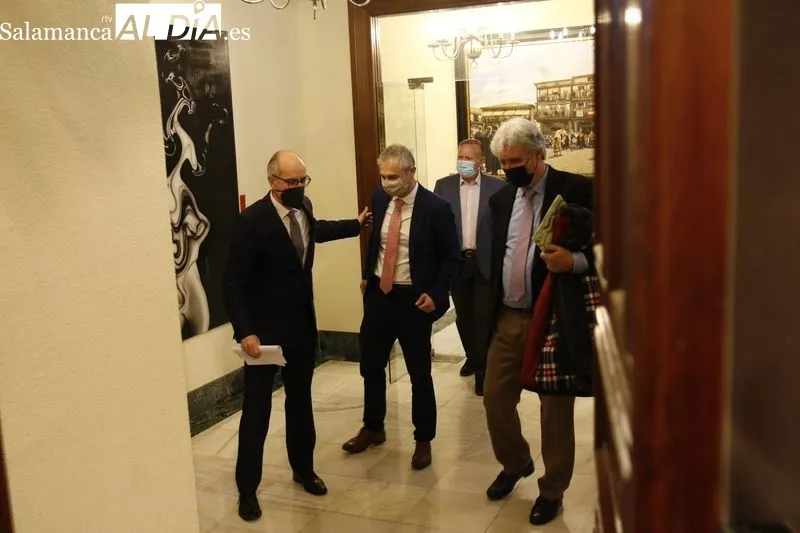 José Sánchez, responsable del Observatorio de la Dehesa, junto al presidente de la Diputación de Salamanca, Javier Iglesias, y el rector de la Universidad de Salamanca (USAL), Ricardo Rivero. Foto de David Sañudo