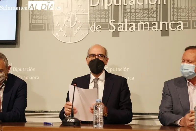 José Sánchez, responsable del Observatorio de la Dehesa, junto al presidente de la Diputación de Salamanca, Javier Iglesias, y el rector de la Universidad de Salamanca (USAL), Ricardo Rivero. Foto de David Sañudo