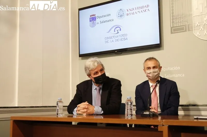 José Sánchez, responsable del Observatorio de la Dehesa, junto al presidente de la Diputación de Salamanca, Javier Iglesias, y el rector de la Universidad de Salamanca (USAL), Ricardo Rivero. Foto de David Sañudo
