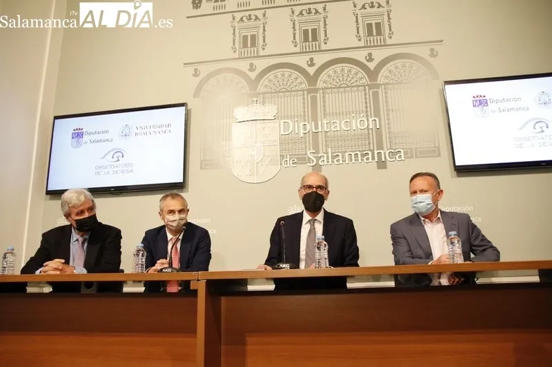 José Sánchez, responsable del Observatorio de la Dehesa, junto al presidente de la Diputación de Salamanca, Javier Iglesias, y el rector de la Universidad de Salamanca (USAL), Ricardo Rivero. Foto de David Sañudo