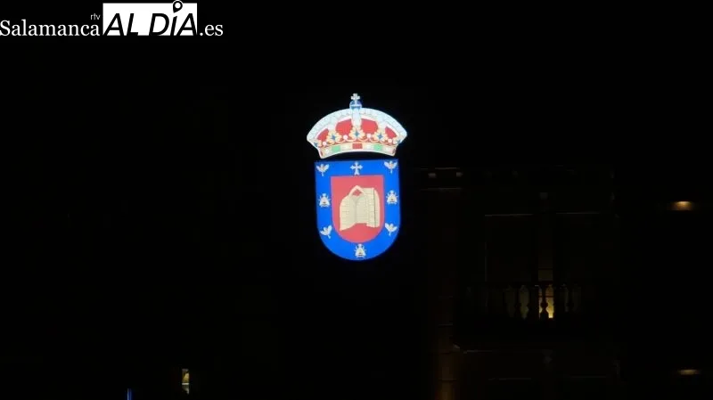 El nuevo escudo municipal ya luce en la fachada del Ayuntamiento de la villa | KR