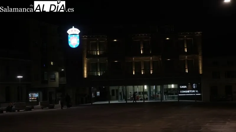 El nuevo escudo municipal ya luce en la fachada del Ayuntamiento de la villa | KR