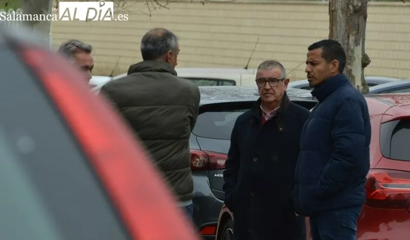 Robles y Losada conversan con Dueñas junto al Helmántico