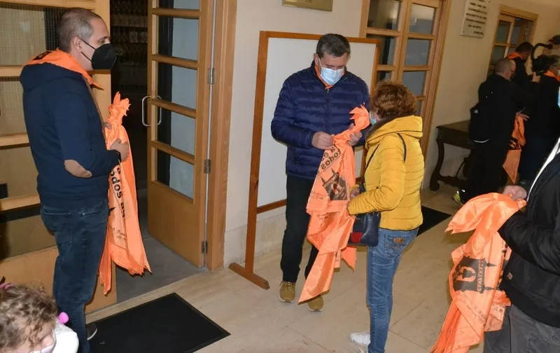 Foto 8 - Carnavaldeltoro.es reparte los primeros pa&ntilde;uelos farinatos del Carnaval 2022