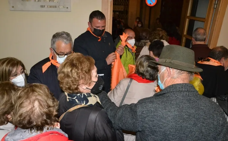 Foto 3 - Carnavaldeltoro.es reparte los primeros pa&ntilde;uelos farinatos del Carnaval 2022