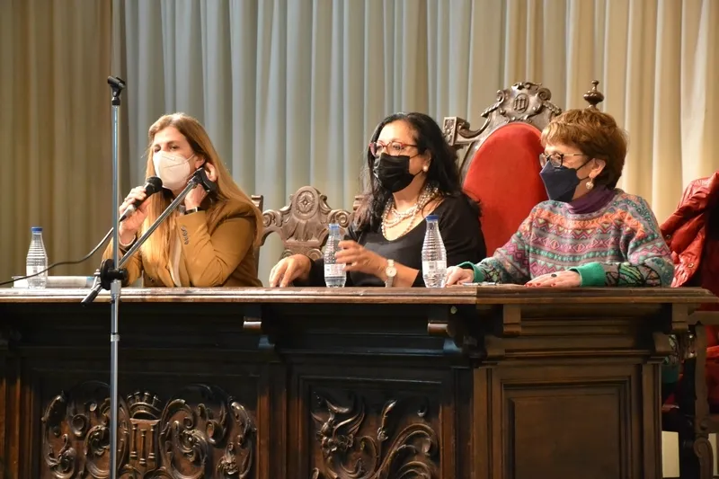 Foto 6 - El IES Fray Diego Tadeo recibe la visita de la escritora Inma Chac&oacute;n