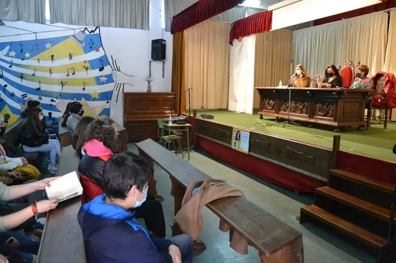 Foto 5 - El IES Fray Diego Tadeo recibe la visita de la escritora Inma Chac&oacute;n