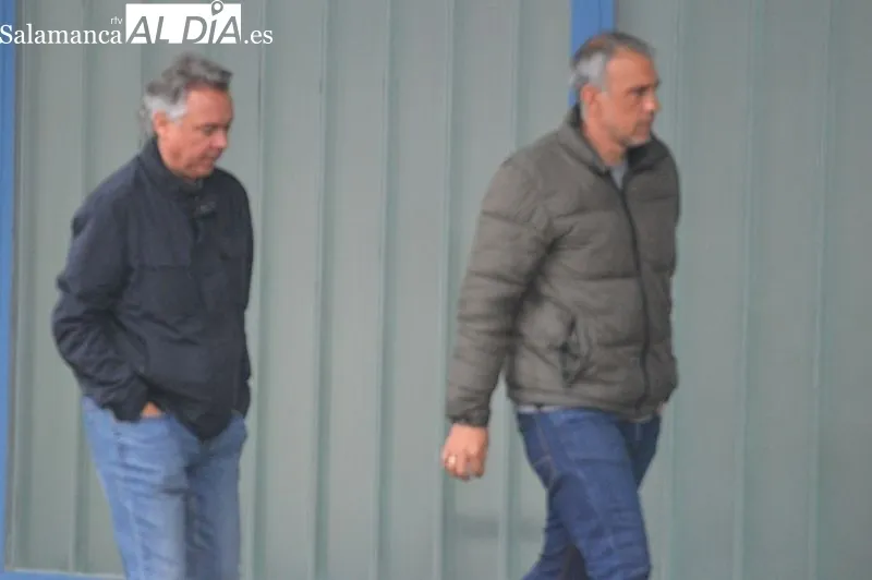 Foto 3 - Calder&oacute;n, Robles y Losada acuden a las oficinas del Helm&aacute;ntico para acordar el finiquito