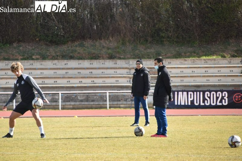 Calderón observa a sus futbolistas / Vanesa Martins