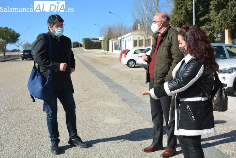 José Vicente Delgado visita El Encinar acompañado del alcalde de Terradillos, Alejandro Álvarez
