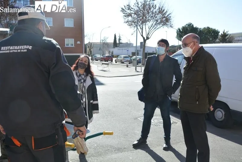 José Vicente Delgado visita El Encinar acompañado del alcalde de Terradillos, Alejandro Álvarez
