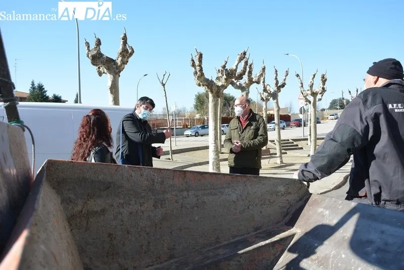 José Vicente Delgado visita El Encinar acompañado del alcalde de Terradillos, Alejandro Álvarez