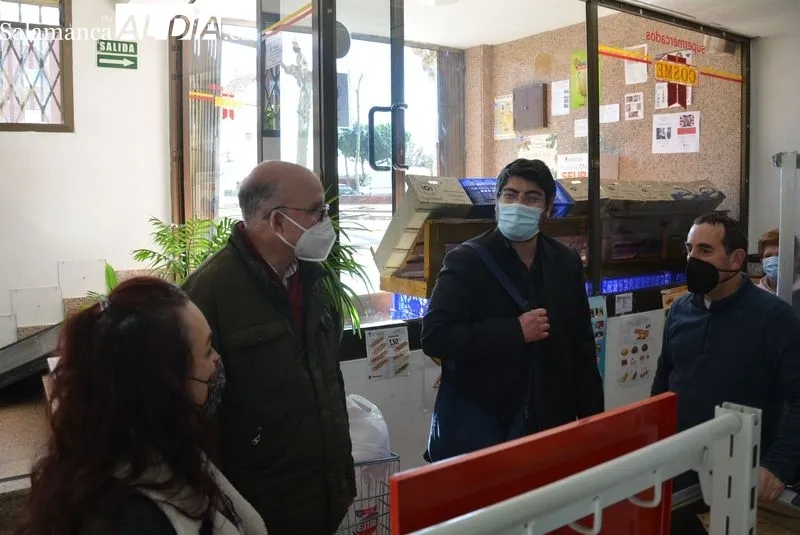 José Vicente Delgado visita El Encinar acompañado del alcalde de Terradillos, Alejandro Álvarez