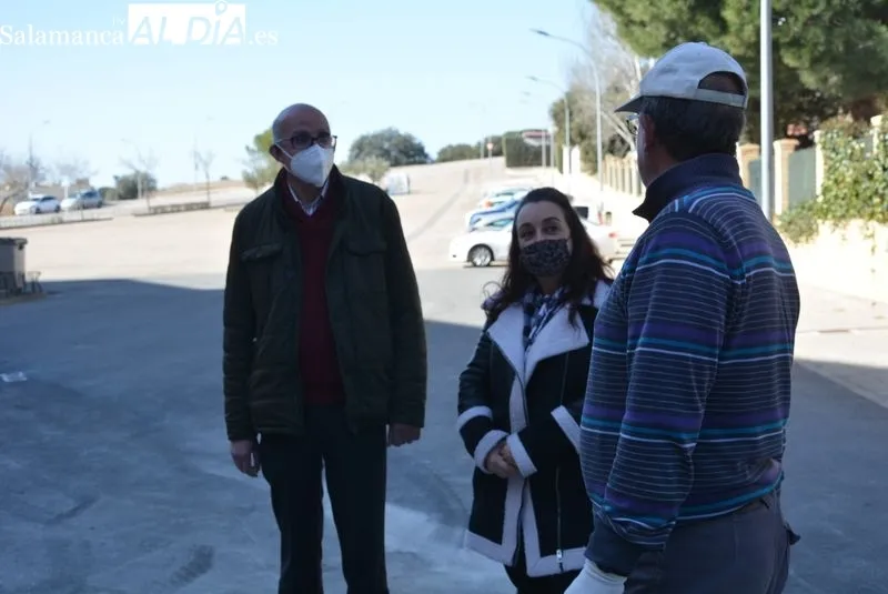 José Vicente Delgado visita El Encinar acompañado del alcalde de Terradillos, Alejandro Álvarez