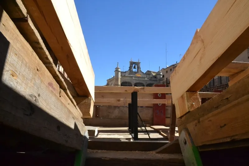Foto 2 - Eh, s&aacute;canos una foto: Dando los &uacute;ltimos retoques a los tablaos