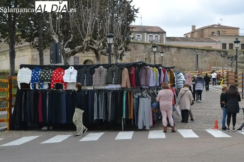 Foto 6 - El mercadillo sabatino estrena ubicaci&oacute;n provisional para parte de sus puestos