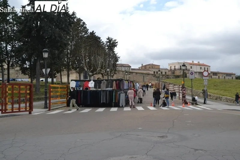 Foto 5 - El mercadillo sabatino estrena ubicaci&oacute;n provisional para parte de sus puestos