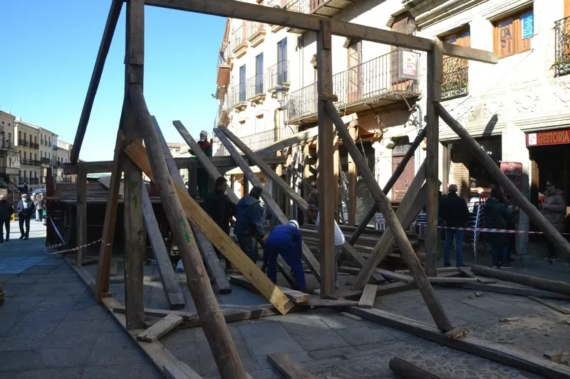 Foto 10 - Prosigue con cada vez m&aacute;s j&oacute;venes el montaje de los tablaos, que estar&aacute;n un d&iacute;a m&aacute;s de lo habitual