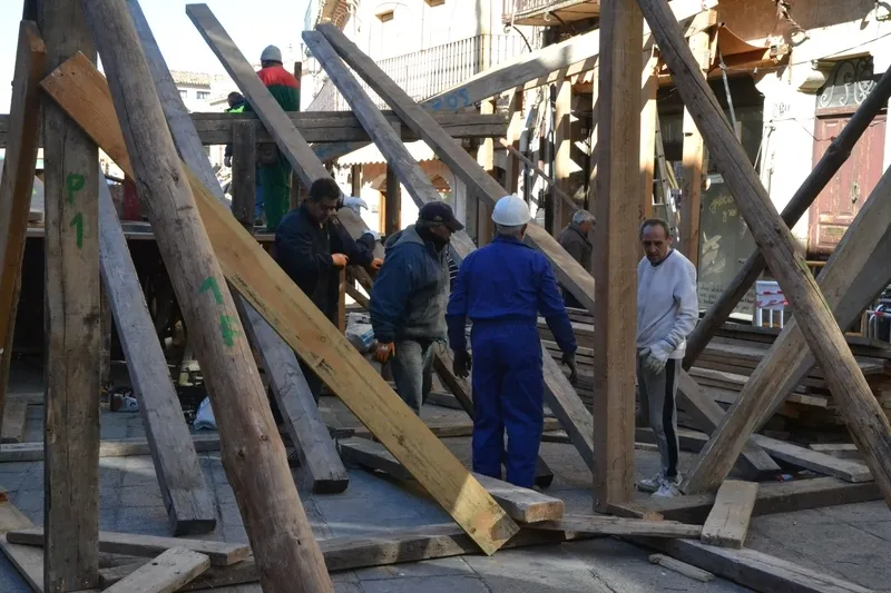 Foto 9 - Prosigue con cada vez m&aacute;s j&oacute;venes el montaje de los tablaos, que estar&aacute;n un d&iacute;a m&aacute;s de lo habitual