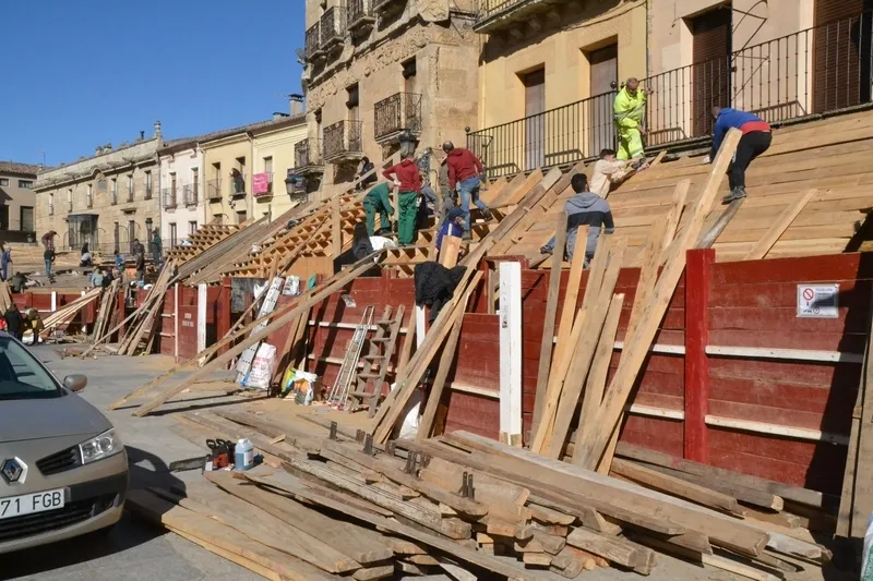 Foto 8 - Prosigue con cada vez m&aacute;s j&oacute;venes el montaje de los tablaos, que estar&aacute;n un d&iacute;a m&aacute;s de lo habitual