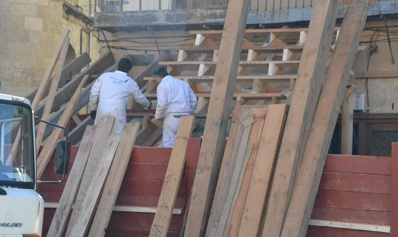 Foto 7 - Prosigue con cada vez m&aacute;s j&oacute;venes el montaje de los tablaos, que estar&aacute;n un d&iacute;a m&aacute;s de lo habitual