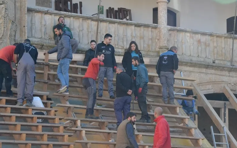 Foto 6 - Prosigue con cada vez m&aacute;s j&oacute;venes el montaje de los tablaos, que estar&aacute;n un d&iacute;a m&aacute;s de lo habitual