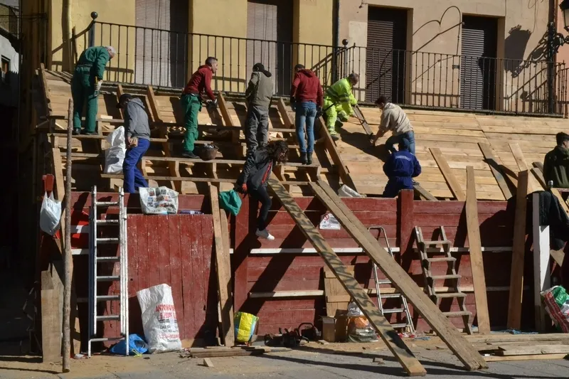Foto 5 - Prosigue con cada vez m&aacute;s j&oacute;venes el montaje de los tablaos, que estar&aacute;n un d&iacute;a m&aacute;s de lo habitual