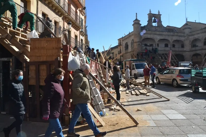 Foto 2 - Prosigue con cada vez m&aacute;s j&oacute;venes el montaje de los tablaos, que estar&aacute;n un d&iacute;a m&aacute;s de lo habitual