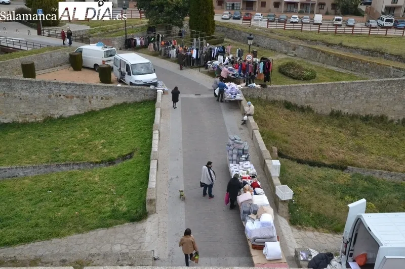 Foto 3 - El mercadillo sabatino estrena ubicaci&oacute;n provisional para parte de sus puestos