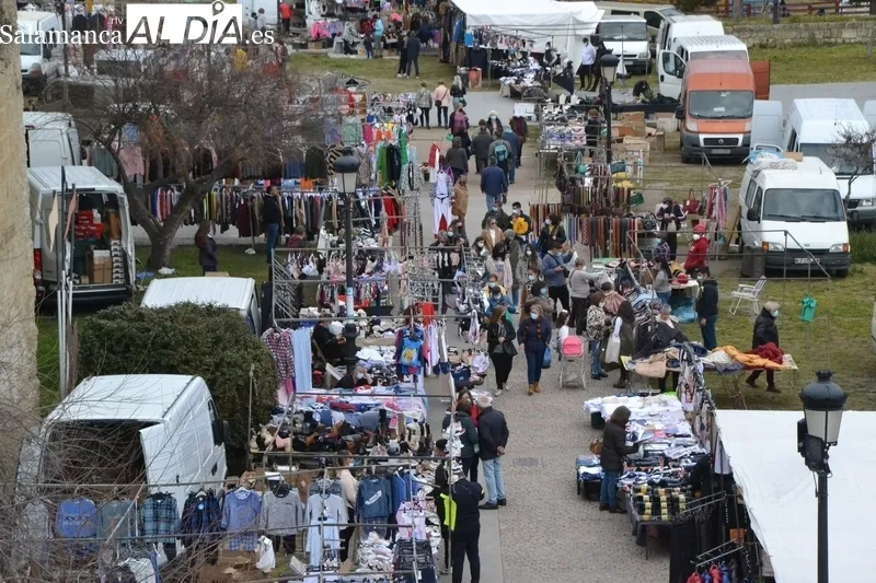 Foto 2 - El mercadillo sabatino estrena ubicaci&oacute;n provisional para parte de sus puestos