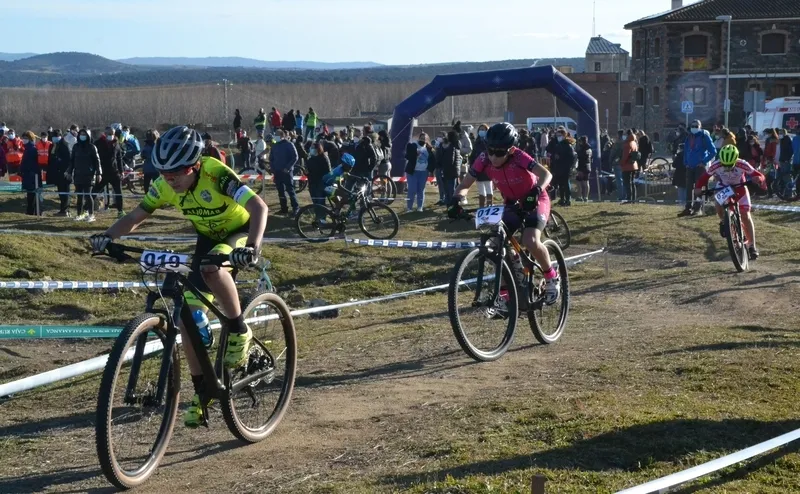 Foto 11 - Un centenar de ni&ntilde;os y j&oacute;venes de toda la regi&oacute;n estrenan el I Trofeo Escuelas BTT de Ciudad Rodrigo